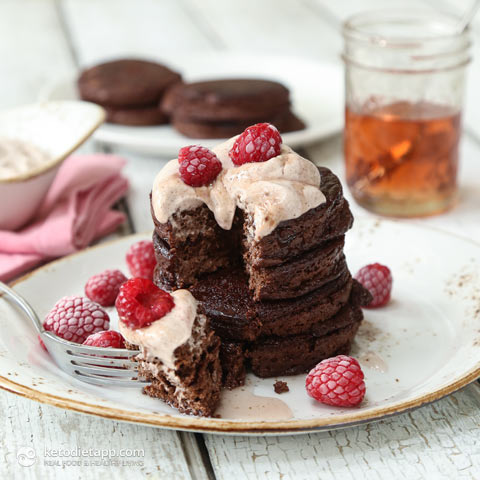 Fluffy Low-Carb Chocolate Pancakes