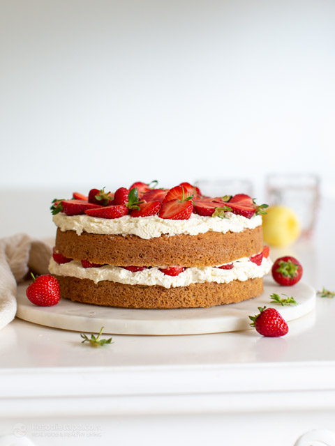 Low-Carb Strawberry & Cream Cake
