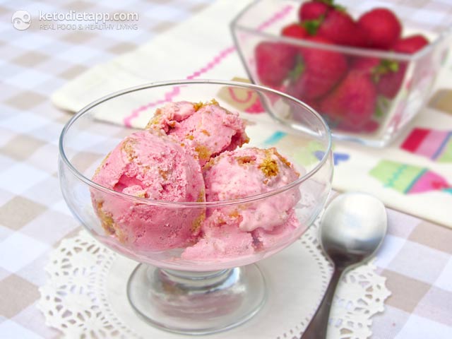 Low-Carb Strawberry Cheesecake Ice-Cream